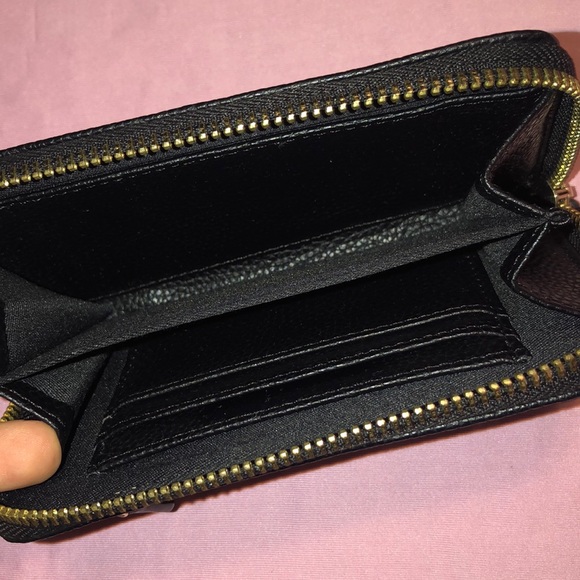 Guess Wallet - Picture 2 of 5
